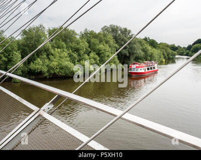 Un bateau de croisière de la ville sur la rivière Ouse à Millennium Bridge à York Yorkshire Angleterre Banque D'Images