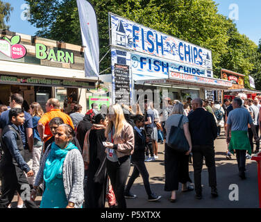 Les festivaliers marche à travers la zone de restauration rapide, y compris un fish and chips et un décrochage Décrochage Grange Veggie : Glasgow Mela, 2018 ; parc Kelvingrove Banque D'Images