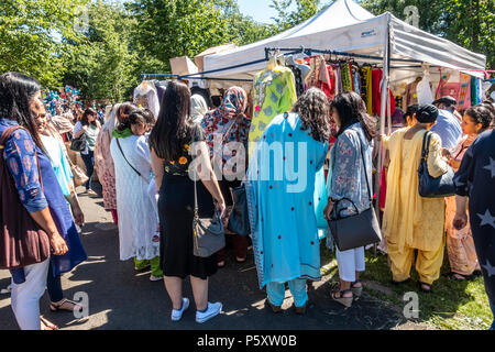 Groupe d'Punjabi-Scots principalement les femmes à la recherche de vêtements traditionnels dans le bazar à Glasgow Mela, 2018, dans le parc de Kelvingrove dans l'Ouest de la ville Banque D'Images