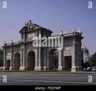 PUERTA DE ALCALÁ - PUERTA CONSTRUIDA EN 1778 MONUMENTAL PARA CONMEMORAR LA ENTRADA EN MADRID DE CARLOS III. Auteur : Francesco Sabatini (1722-1797). Emplacement : Puerta de Alcala, ESPAGNE. Banque D'Images