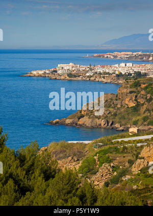 Nerja, Costa del Sol, la province de Malaga, Andalousie, Espagne du sud. Vue depuis près de Maro à travers champs à Nerja avec le phare de Torrox Costa visib Banque D'Images