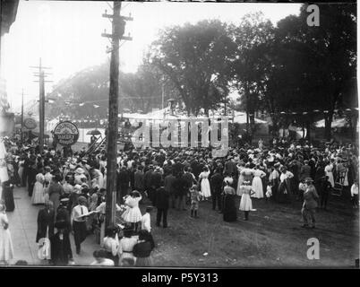 N/A. Anglais : Persistant URL : digital.lib.muohio.edu/u/snyder,3703 Objet (TGM) : les foires ; Rue ; ville et village la vie ; manèges ; foule ; Lieu : Oxford, Ohio . vers 1912. Snyder, Frank R. Flickr : Miami U. Bibliothèques - Collections numériques 392 foule rassemblée autour de manège à Oxford Street Fair ca. 1912 (3195547498) Banque D'Images