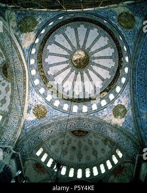 Intérieur - CUPULA DE LA MEZQUITA AZUL O DE AHMED JE CONSTRUIDA ENTRE 1609 Y 1616. Auteur : Sedefkar Mehmed Agha (ch. 1540-1617). Emplacement : MEZQUITA AZUL O DE AHMED I, Istanbul. Banque D'Images