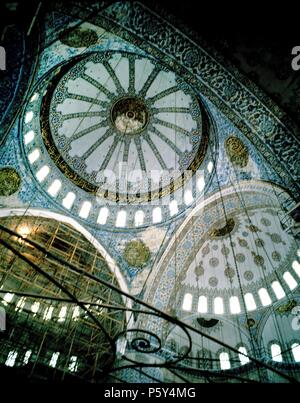 Intérieur - CUPULA DE LA MEZQUITA AZUL O DE AHMED JE CONSTRUIDA ENTRE 1609 Y 1616. Auteur : Sedefkar Mehmed Agha (ch. 1540-1617). Emplacement : MEZQUITA AZUL O DE AHMED I, Istanbul. Banque D'Images