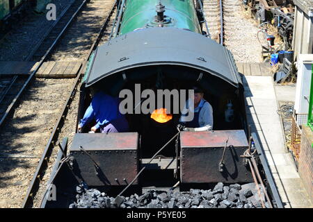 À la recherche vers le bas dans le plancher d'une locomotive de la classe des écoles Banque D'Images