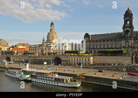 Vue sur la vieille ville de Dresde sur la terrasse de Bruhl Elbe, Allemagne. Banque D'Images