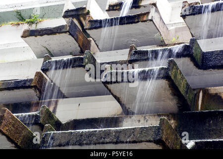 L'homme a fait des cascades artificielles abandonnées dans un spa. Vieux et vert de l'eau de fossé sur la construction. Les longues expositions, Close up et selective focus Banque D'Images