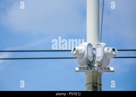 Appareil photo de rue moderne avec panneau solaire sur l'éclairage et le ciel bleu en arrière-plan. Close up, selective focus. Banque D'Images