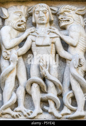 Sculptures sur Pierre (représentant le Jugement dernier quand certains vont au ciel et d'autres à l'enfer) sur le mur ouest de la cathédrale médiévale, Lincoln, en Angleterre. Banque D'Images