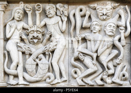 Sculptures sur Pierre (représentant le Jugement dernier quand certains vont au ciel et d'autres à l'enfer) sur le mur ouest de la cathédrale médiévale, Lincoln, en Angleterre. Banque D'Images