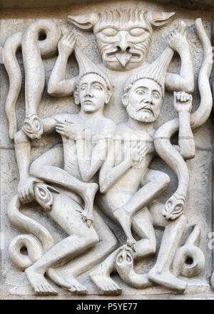 Sculptures sur Pierre (représentant le Jugement dernier quand certains vont au ciel et d'autres à l'enfer) sur le mur ouest de la cathédrale médiévale, Lincoln, en Angleterre. Banque D'Images