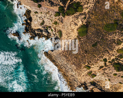Drone aérien de vagues de l'océan Vue spectaculaire sur le paysage rocheux de broyage Banque D'Images