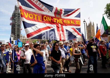 Londres, Royaume-Uni. 23 juin 2018. Une Union Jack en marche pour les peuples d'un vote. Crédit : Scott Hortop/Alamy Live News. Banque D'Images