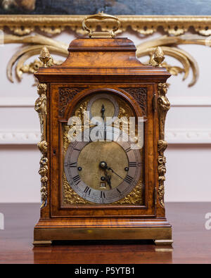 Horloge en bois et d'or Banque D'Images