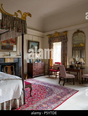 Chambre avec lit à baldaquin de style édouardien Banque D'Images