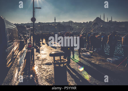 Silhouettes de personnes marchant sur le pont de Galata à Istanbul, Turquie. Vue urbaine avec embouteillage et sections locales. Banque D'Images