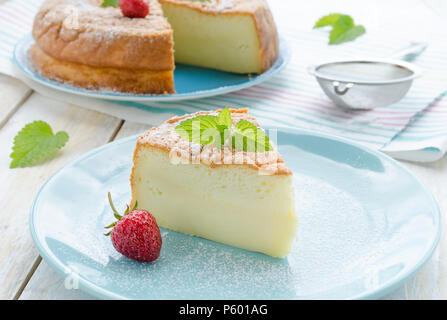 Cheesecake japonais décoré de menthe, le sucre et fraise Banque D'Images