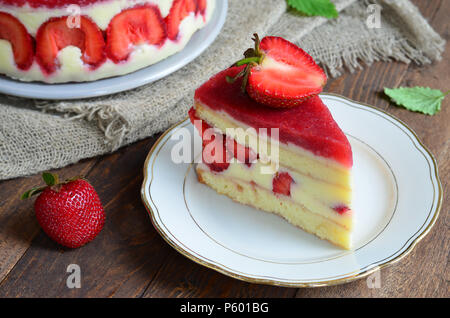 Gâteau aux fraises, Fraisier gâteau sur fond de bois Banque D'Images