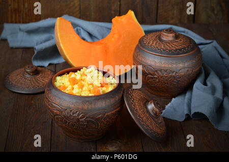 Porridge de millet à la citrouille en pot en argile Banque D'Images