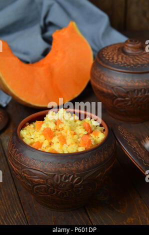 Porridge de millet à la citrouille en pot en argile Banque D'Images