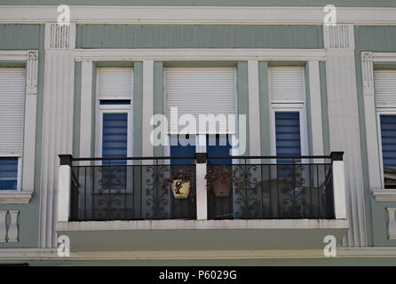 Bâtiment moderne, balcon avec de nouvelles fenêtres et de clôture Banque D'Images