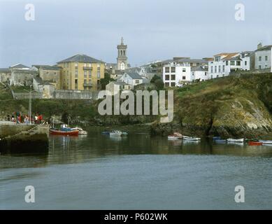 VISTA DEL PUERTO Y ENCIMA El Pueblo. Lieu : extérieur, Tapia de Casariego, ESPAGNE. Banque D'Images