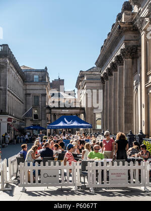Les clients sur une chaude soirée d'après-midi à la suite / coin salon extérieur à l'extérieur un, Royal Exchange Square, Glasgow. Banque D'Images