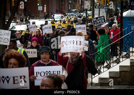 Philadelphie, USA, 16 avril 2018. Après l'arrestation de deux hommes noirs demande d'utiliser la salle de bains dans un Starbucks de Philadelphie, des groupes interreligieux a protesté le magasin pour son défaut d'aborder les préjugés raciaux et rôle dans l'embourgeoisement. Banque D'Images