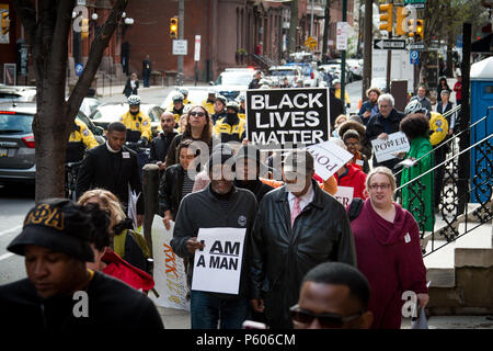 Philadelphie, USA, 16 avril 2018. Après l'arrestation de deux hommes noirs demande d'utiliser la salle de bains dans un Starbucks de Philadelphie, des groupes interreligieux a protesté le magasin pour son défaut d'aborder les préjugés raciaux et rôle dans l'embourgeoisement. Banque D'Images