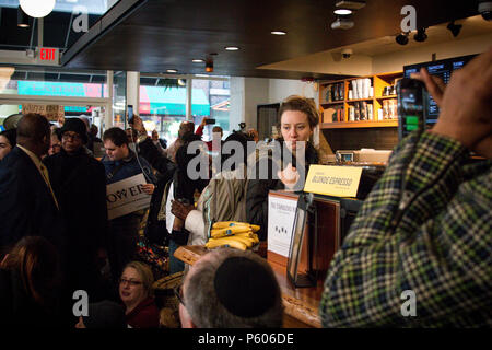 Philadelphie, USA, 16 avril 2018. Après l'arrestation de deux hommes noirs demande d'utiliser la salle de bains dans un Starbucks de Philadelphie, des groupes interreligieux a protesté le magasin pour son défaut d'aborder les préjugés raciaux et rôle dans l'embourgeoisement. Banque D'Images