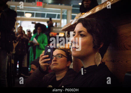 Philadelphie, USA, 16 avril 2018. Après l'arrestation de deux hommes noirs demande d'utiliser la salle de bains dans un Starbucks de Philadelphie, des groupes interreligieux a protesté le magasin pour son défaut d'aborder les préjugés raciaux et rôle dans l'embourgeoisement. Banque D'Images