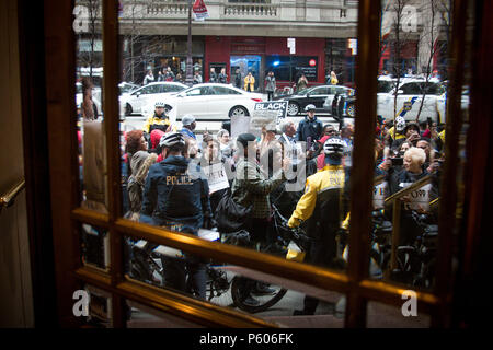 Philadelphie, USA, 16 avril 2018. Après l'arrestation de deux hommes noirs demande d'utiliser la salle de bains dans un Starbucks de Philadelphie, des groupes interreligieux a protesté le magasin pour son défaut d'aborder les préjugés raciaux et rôle dans l'embourgeoisement. Banque D'Images