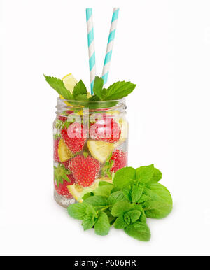 Limonade aux fraises avec les tranches de citron. Verre dans un bocal en verre avec un bouquet de menthe. Limonade maison isolé sur fond blanc. Des boissons pour une partie. Banque D'Images