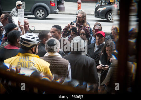 Philadelphie, USA, 16 avril 2018. Après l'arrestation de deux hommes noirs demande d'utiliser la salle de bains dans un Starbucks de Philadelphie, des groupes interreligieux a protesté le magasin pour son défaut d'aborder les préjugés raciaux et rôle dans l'embourgeoisement. Banque D'Images