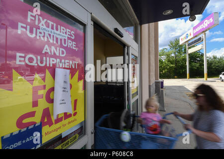 Une mère et fille entrer dans le magasin Toys R Us à Manchester, N.H, USA, le 25 juin 2018. Banque D'Images