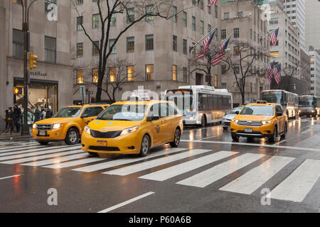 Les taxis jaunes (ou taxis) sur la Cinquième Avenue, Manhattan, New York sous la pluie Banque D'Images