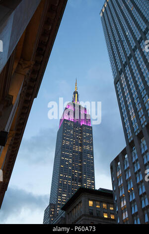 L'architecture art-déco de l'Empire State Building à New York atteint dans le ciel au crépuscule Banque D'Images