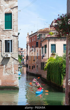 Les kayakistes dans un canal à Cannaregio, Venise, Vénétie, Italie, location de kayaks, canoës avec guide dans la lumière du soir. L'activité de vacances, Vacatiom Banque D'Images