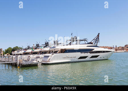 Flotte de Ferretti Yachts sur l'affichage à l'Arsenale, Castello, Venise, Italie, au cours de leur 50e anniversaire avec un Ferretti 920 à l'avant-plan Banque D'Images