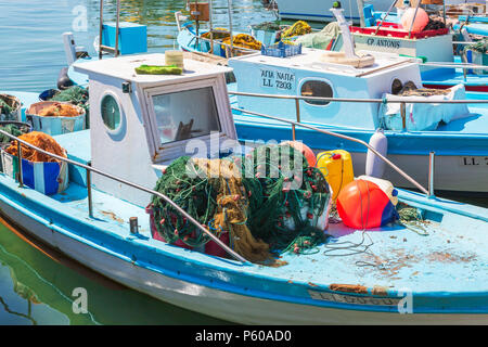 Bateau de pêche traditionnel avec des filets et les flotteurs, attachés sur le vieux port, Ayia Napa, Chypre Banque D'Images