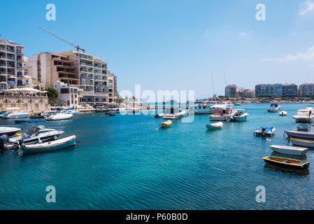 Les barques, voiliers et yachts de croisière dans la baie de Spinola, à St Julian's, Malte Banque D'Images