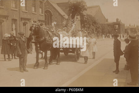 La Vintage Photo d'une procession religieuse édouardien flotter. Lieu inconnu. Banque D'Images