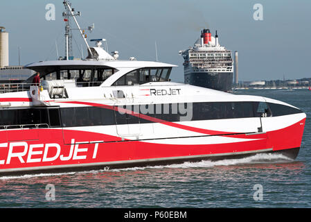 Southampton Water, le sud de l'Angleterre, Royaume-Uni. En 2018. Canal maritime achalandée, Port de Southampton. Un Redjet une île de Wight ferry catamaran Banque D'Images