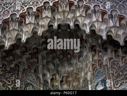 PALACIO DE LA MADRAZA - ESCUELA MUSULMANA FUNDADA POR YUSUF I EN 1349 DEL QUE SE CONSERVA EL ORATORIO - DETALLE DE UNA PECHINA. Emplacement : PALACIO DE LA MADRAZA, Granada, Espagne. Banque D'Images