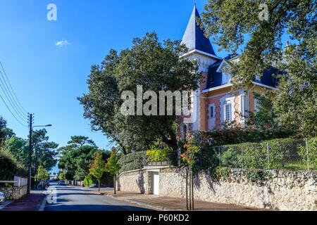 France, Charente Maritime, Saintonge, côte de Beauté, Royan, villa dans quartier résidentiel de Le parc // France, Charente-Maritime (17), la Saintonge, Cô Banque D'Images