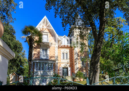 France, Charente Maritime, Saintonge, côte de Beauté, Royan, villa dans quartier résidentiel de Le parc // France, Charente-Maritime (17), la Saintonge, Cô Banque D'Images