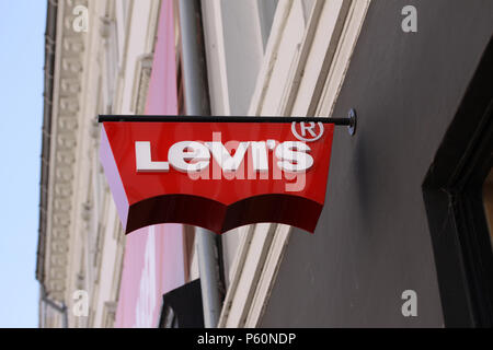 Copenhague Danemark 26 juin 2018 Logo de la Levis jeans Levi Store. Levi Strauss fondee en 1853 est une entreprise de vetements americain connu dans le monde entier Photo Stock Alamy