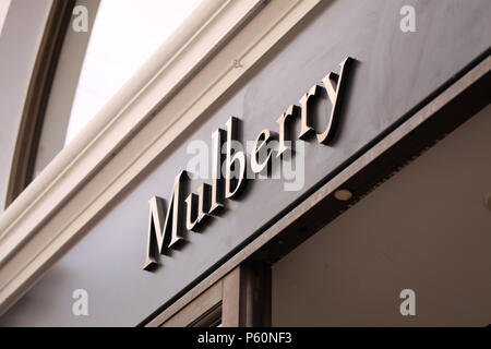 Copenhague, Danemark - 26 juin 2018 : groupe du logo Mulberry en face de la mode et de sacs à main store. Mulberry est une société connue pour la mode en cuir. Banque D'Images