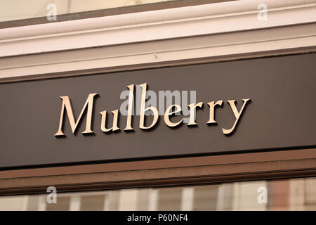 Copenhague, Danemark - 26 juin 2018 : groupe du logo Mulberry en face de la mode et de sacs à main store. Mulberry est une société connue pour la mode en cuir. Banque D'Images