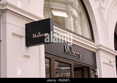 Copenhague, Danemark - 26 juin 2018 : groupe du logo Mulberry en face de la mode et de sacs à main store. Mulberry est une société connue pour la mode en cuir. Banque D'Images